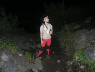 Štart v gozdu v temi. Temperature so bile malo pod 10 stopinjami. Ko štartaš ohlajen iz avta malo zebe, pol je pa kul