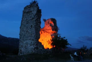 Večka kula, konec dober, vse dobro