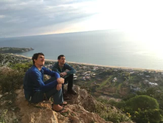 Zadnje lansko sonce gre počasi v morje, ta dva pa še projektirata 7a