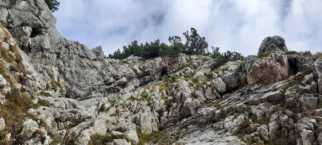Prvega kamina se lotimo od desne proti levi, eni free solo