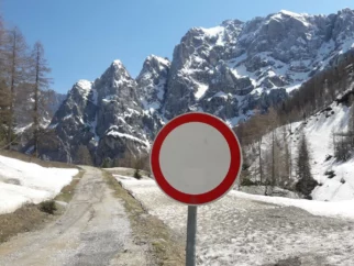 lepo a nevarno