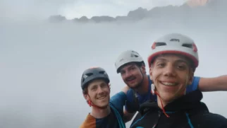 Na vrhu že v večerni megli