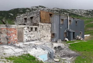 Korošica, kjer planinci zapirajo vodo, da prodajajo plastiko