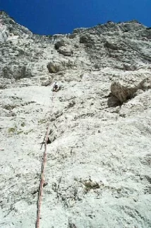 prava alpinistična smer, zelo skopo opremljena