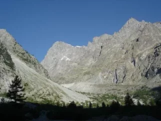 južna stena, preko 1000m obrnjenih na jug, granit..... gotovo za koga zanimivo. Francozi in tujci so preko napeljali nebroj smerk alpskega stila.