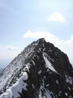 večino poti slabo vreme, pod vrhom pa s eje odprlo. Pogled vzdolž lažjega dela grebena proti vrhu.