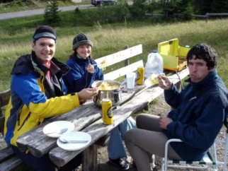 Prvo kosilo...v prelepi jedilnici na parkirišču. Kaj čmo, smo pač čehi...