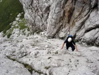 ...na koncu le vstopimo v lažjo smer v steni Punta Agordo...