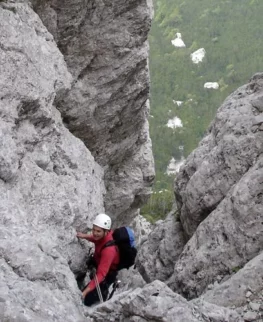 Za smer je značilna velika z vodo sprana zajeda. V vodničku je pisalo, da je zelo skopo opremljena in da moraš biti "bold"...no, za morebitne interesente lahko povem, da je opremljenost popolnoma na nivoju naših hribov. Samo kompaktno je vse stokrat bolj.