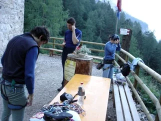 "Rana ura slovenskih fantov grob..." mi je begalo po glavi, ko sem ob za navadne ljudi nenormalno zgodnji uri že stal na koči visoko nad dolino.