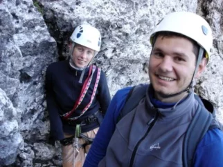 Nekje na sredini smeri...je razpoloženje kljub stotim navezam in premrlim prstom dobro.