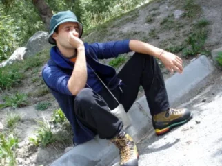 Vodja tabora vse budno opazuje.