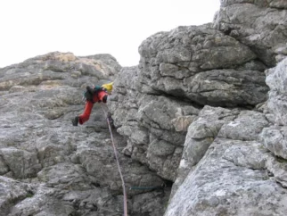 Sedaj pa zares, plezanje pete stopnje, na videz krušljivo, v resnici pa celotna smer zasluži vse pohvale dobre skale. Če bi bilopa poleg 5 ih klinov v smeri še kakšno sidrišče, bi pa bila že majka..