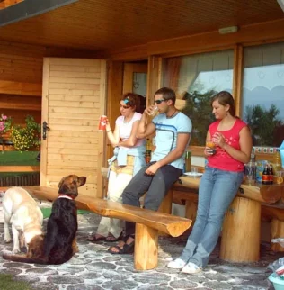 trije slavljenci pokorno čakajo na darila, med tem ko Pepi že stopa v akcijo