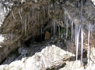 razmere skoraj ugodne, sveče se topijo