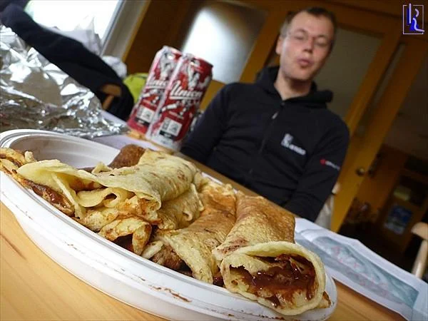 Aha, tukaj so. Žiga razmišlja: s čokolado ali z marmelado? Odločitev ni pretežka.