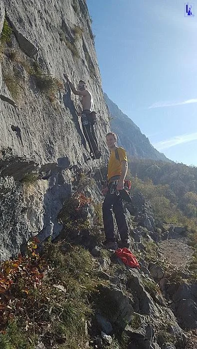 Šminkersko plezanje brez majice s sončnimi špegli.rnp.s. čelade pa že ne bomo uničevali ;)