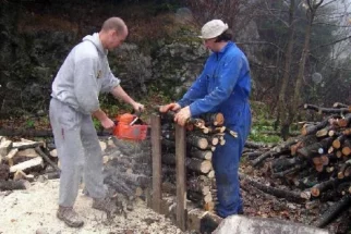 pa pričnemo, v ozadju je ogromen kup drv.