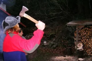 Medtem se mladci pomerijo v metanju sekire. Zagor ali Vinetu, to je zdaj vprašanje?