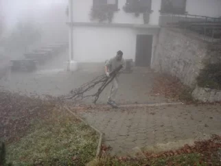 začelo se je z lažjimi opravili, ko je čiščenje žlebov na koči s 45 stopinjsko streho. Uporabiti je bilo potrebno kar nekaj alpinističnih vrvnih manevrov. Nadaljevali pa smo s spravljanjem dračja do koče.