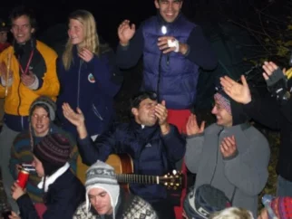 Veseli večer(TM). Tokrat so fantje namesto igric poskrbeli za tekmovanje talentov. Kdo pa sploh še gleda "SuperNovo"...