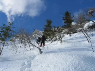 zgrešili, namesto ostro desno, kar naravnost gor na greben