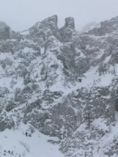 Skok nad bivakom, levo obvoz, desno original, v sredini zgoraj med dvema grebenoma Cankarjeva