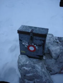 na vrhu ob osmih, dol ob devetih in doma pred deseto.rnrnZa 1300m višinske razlike ravno 2 uri hoje, ni slabo za začetek sezone.