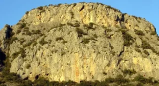 Lepo plezališče ob mestu Gandia. Predstavljajte si, da bi imeli mi eno Mišjo peč nekje pri Stanežičah.