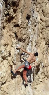 Debeli pa...ma to je tako. Njega varovat je dolgčas, ker se nikoli niti zatrese ne. Mr Biceps se je šalil v vseh smereh, tako da mi sploh nismo imeli občutka, ali pleza 6a ali 7c.