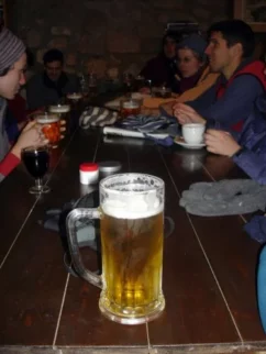In na koncu, ko prides prijetno utrujen zvecer v vasko gostilno, si privoscimo eno pivce za...blazince (sej veste, B vitamin pa to).rnrnNaše popotovanje smo zaključili v La Mussari, kjer nas je kar 29 Rašičanov silvestrovalo v prijetni koči. rnrnAmpak to je že druga fotogalerija....