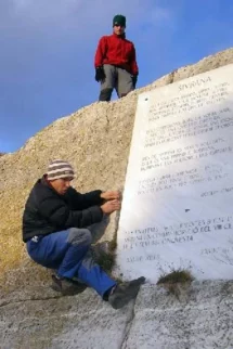 Tadej napade spominsko ploščo na vrhu Siurane, baje kar težko