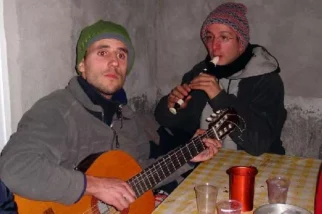 en kanadčan posodi kitaro in že je tu mali rašiški bend