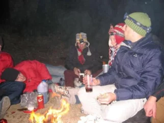 Čvek ob ogenčku in uganjevanje oseb, pravih in imaginarnih, od Radovednega Tačka naprej ;)!