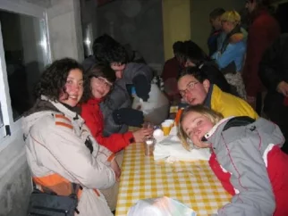 Tečajniki so se z lahkoto vključili v divje dogajanje in glasno prepevali ...