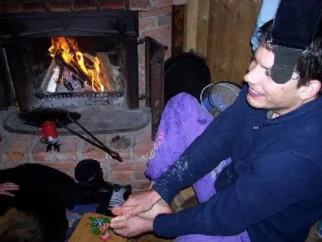 Černi po bosem nočnem sprehodu po snegu, masira otrple šape