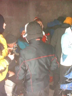 zbežimo v zimsko sobo, se na hitro nafutramo z zmrznjenimi čokoladami in šibamo nazaj dol, ven iz megle in vetra