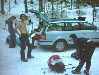 sledil je še dokaj mučen sestop čez tri skalne skoke, pred avtomobili pa Janez preverja koliko kilogramov je šlo ven