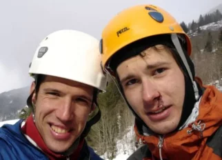 Zadovoljna spet na tleh. Posledice hudega boja z ledno vertikalo so očitne.