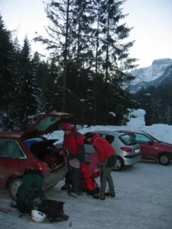 Ura je nekje okrog 16h. Torek. Mojstrana.