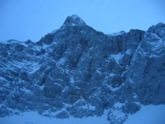 Pri sestopu čez Sovatno se nam prikaže Stena v vsej svoji veličini.rnrnNa poti iz zimske sobe v Vratih do Mojstrane so se nam med spremljanjem tabel (11km, 10,5 km,... 4km) v očeh rolale samo še plastenke s pijačo. Kakršnokoli. Odrešitev je prišla v obliki črpalke na Jesenicah.