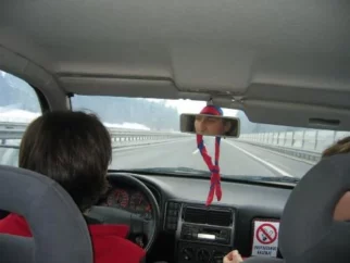 Začne se v avtu... v megleno-deževni Ljubljani... ma u k... gremo v hribe...