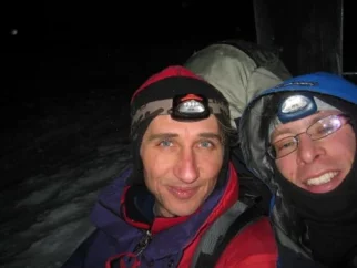 "V alpinizmu ni revščine"rnrnZnameniti izrek se nama dogodi med pavzo enih 100m stran od koče na Kredarci.