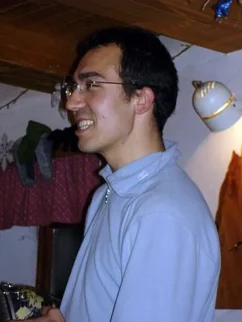 Zvečer pa sledi tradicionalen "Veseli večer" (TM). Klada ugotovi, da mu dioptrija pristoji.
