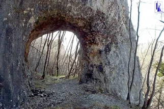 lična potka proti slapu na dnu Vranjske
