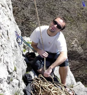 Črt ima danes hudo plezalno družbo...baje so ga kar zmatrali.