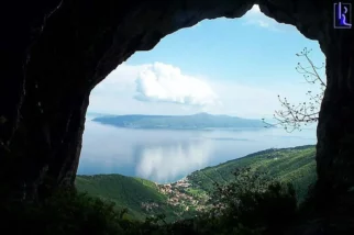 ... pogled iz nje na Moščeniško drago in Cresrn
