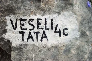 prva smerka je kot nalašč za mojo ranjeno dušo, da se razumemo, 5tk ni tako, da ali travmiraš v treh 4c, ali pa navijaš v previsih 6a, pa tudi teh je bolj malo, skratka plezališče za bolj pridne kot sem jaz