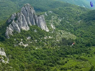 Ker še nikoli nisem videl planinskega doma, nekdaj šola, od blizu, se odločiva, da zadevo pogledava. Kasneje se je izkazal obisk doma za eno boljših odločitev zadnje čase, saj je pričelo deževati kot za stavo, midva pa pod streho, s pivo v roki, ob prijetni družbi. Krompir prve vrste. Npr. momci ako je novac problem, onda nema problema.