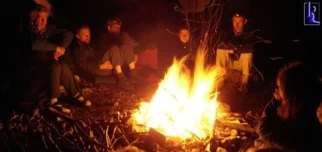 ...in takšne neformalne ob ognju, o življenju, ceni nafte in oddaji dohodnine.rnZa ogenj so poskrbeli kolegi z AO Železničar, ki imeli prav tako skupno turo.